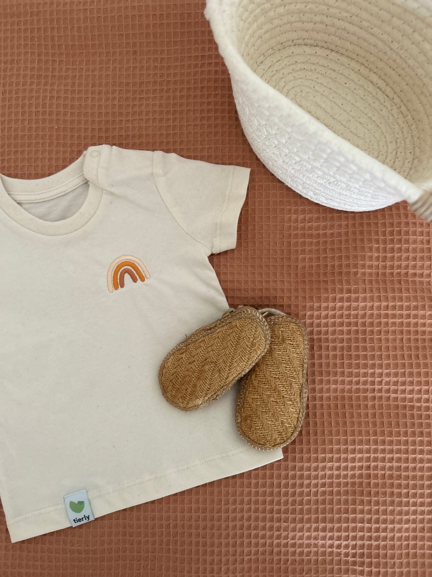 B - Ware SALE I Baby T - Shirt mit Regenbogen - Stick (0 - 3 Jahre) - tierly - Bekleidung & Accessoires