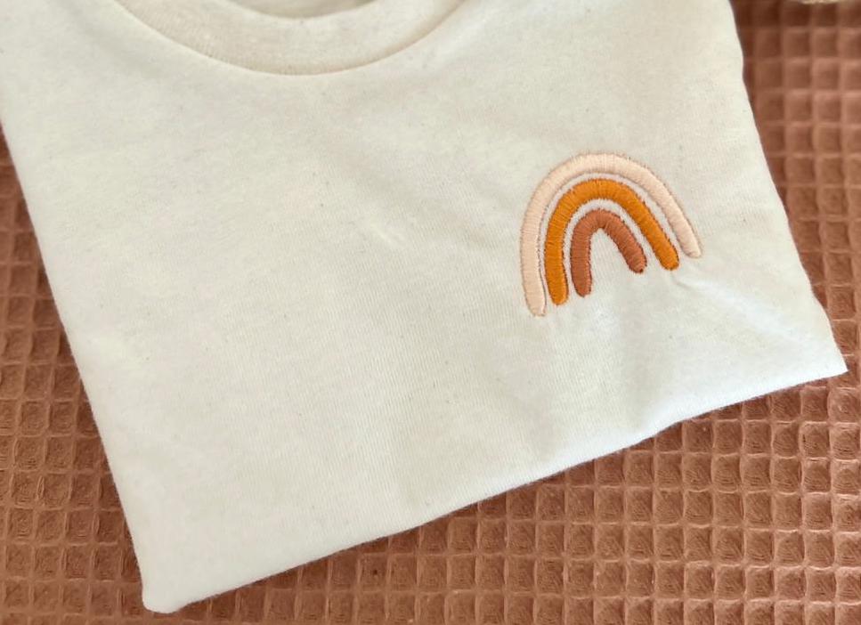 B - Ware SALE I Baby T - Shirt mit Regenbogen - Stick (0 - 3 Jahre) - tierly - Bekleidung & Accessoires