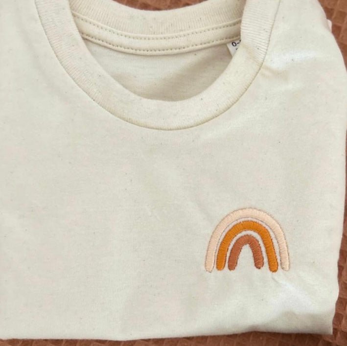 B - Ware SALE I Baby T - Shirt mit Regenbogen - Stick (0 - 3 Jahre) - tierly - Bekleidung & Accessoires