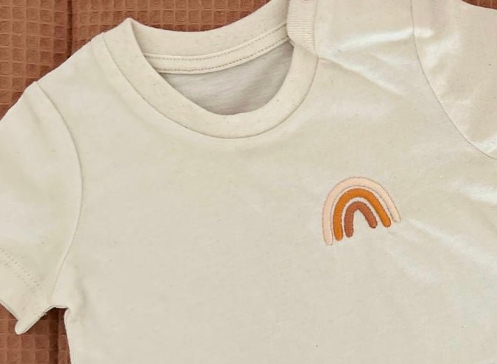B - Ware SALE I Baby T - Shirt mit Regenbogen - Stick (0 - 3 Jahre) - tierly - Bekleidung & Accessoires