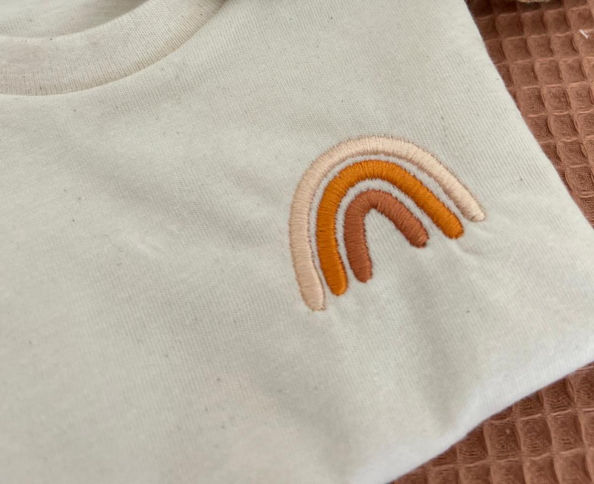 B - Ware SALE I Baby T - Shirt mit Regenbogen - Stick (0 - 3 Jahre) - tierly - Bekleidung & Accessoires
