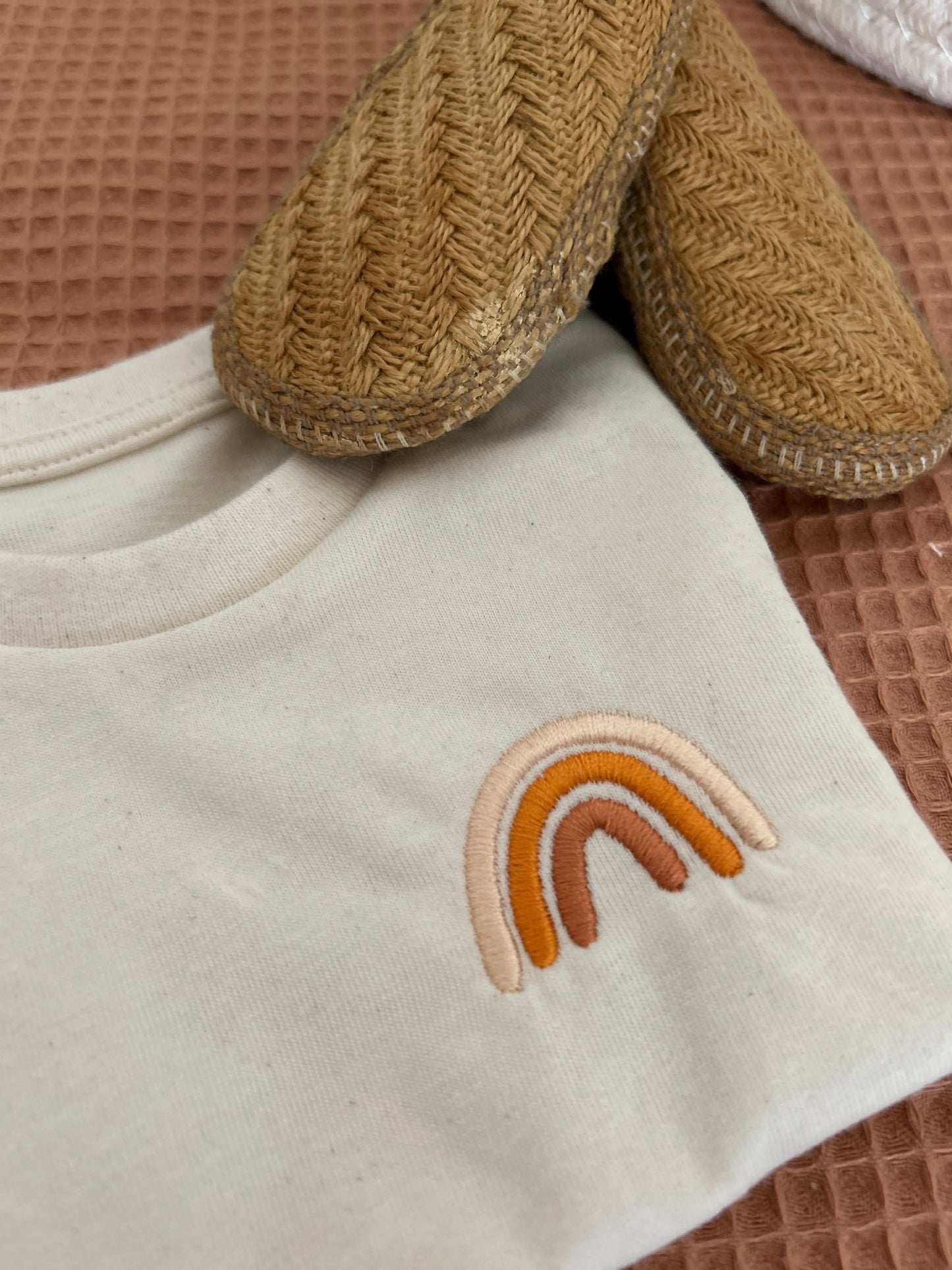 B - Ware SALE I Baby T - Shirt mit Regenbogen - Stick (0 - 3 Jahre) - tierly - Bekleidung & Accessoires
