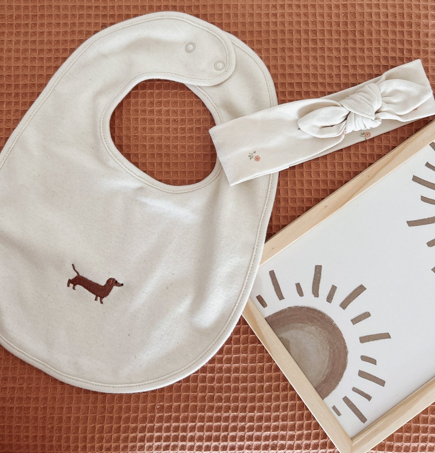 Baby - Lätzchen mit Dackel - Stick - tierly - Shirt
