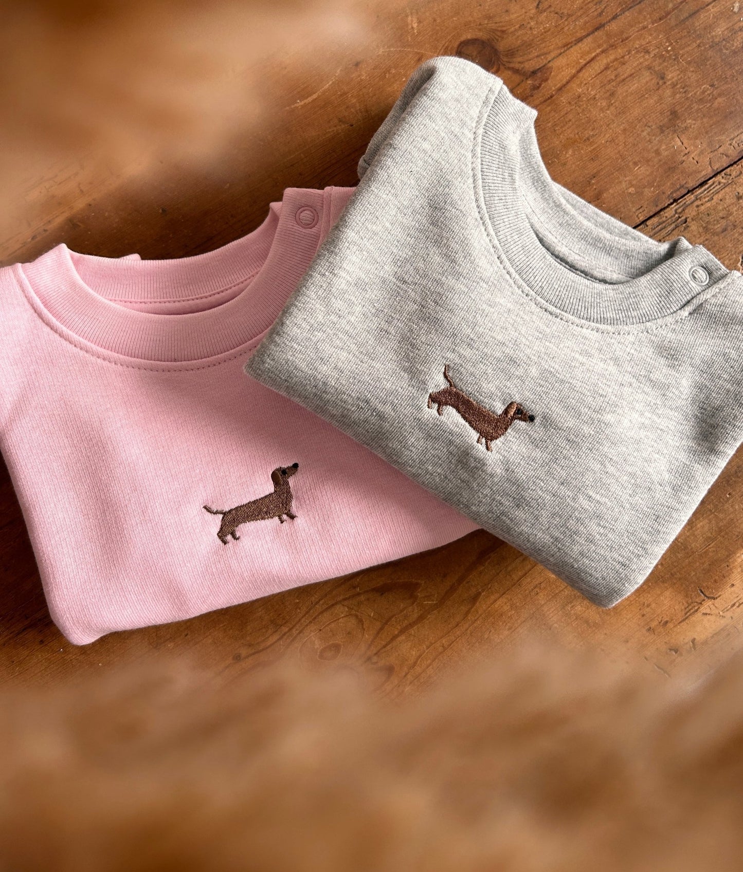 Baby - Sweatshirt mit Dackel - Stick - tierly - Sweatshirt