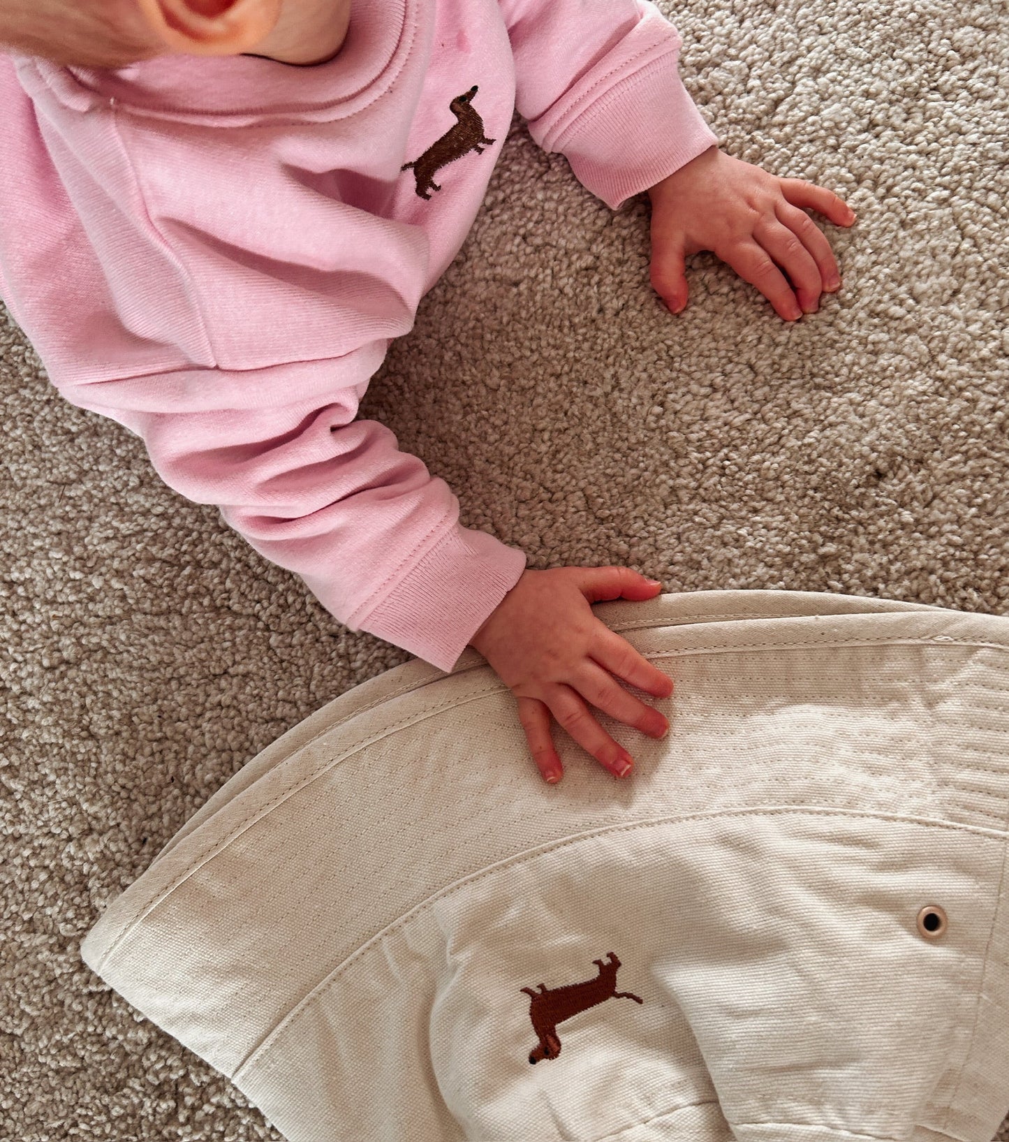 Baby - Sweatshirt mit Dackel - Stick - tierly - Sweatshirt